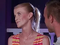 Chlpatý mačička zrelý a teen lesbičky