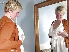 Nadržaná žena v domácnosti holandský hrá s jej hračku