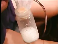 Sexy dlhé vlasy latina Dvojlôžková čerpadlá mlieko ju opuchnuté prsiami