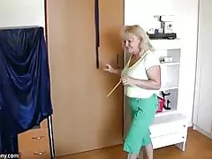 Oldnanny bacuľaté zrelý s staré zrelé hrá s mačička